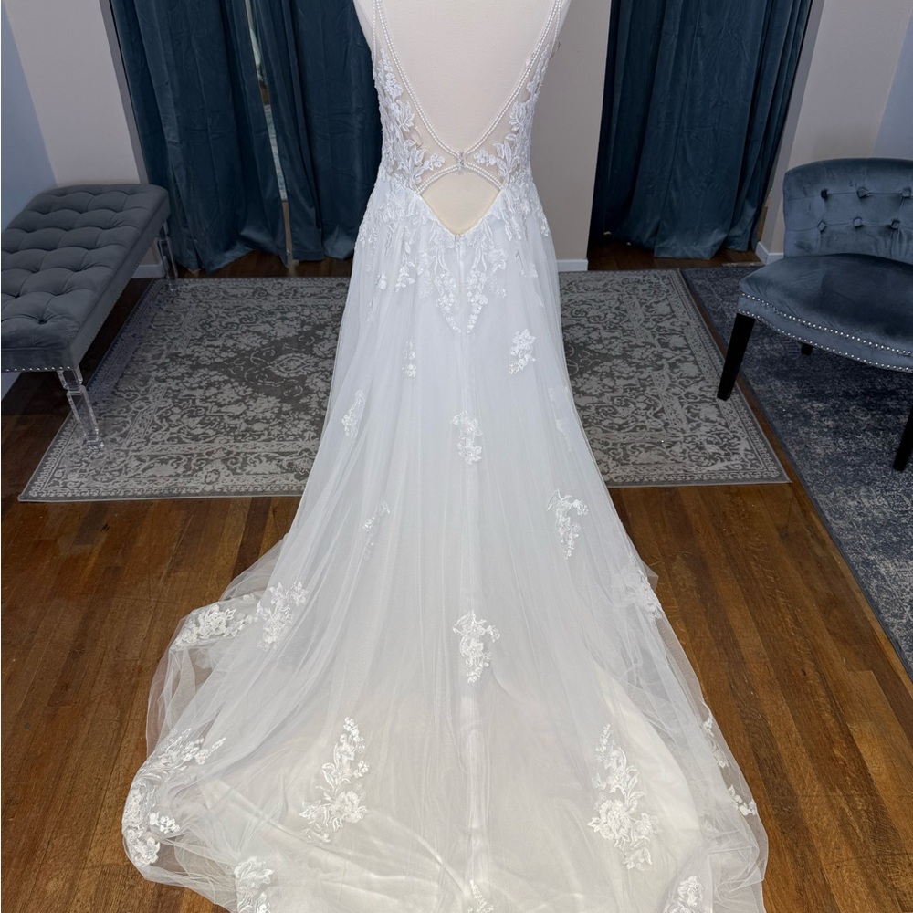 Maggie Sottero Elegant White Wedding Dress - Picture 2 of 9